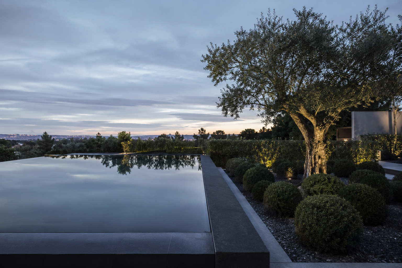 Jardin minimalista con piscina desbordante en Pozuelo