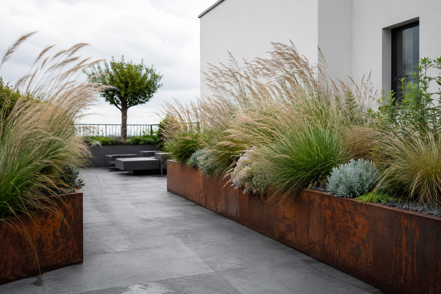 Terraza ajardinada con gramineas y acero corten