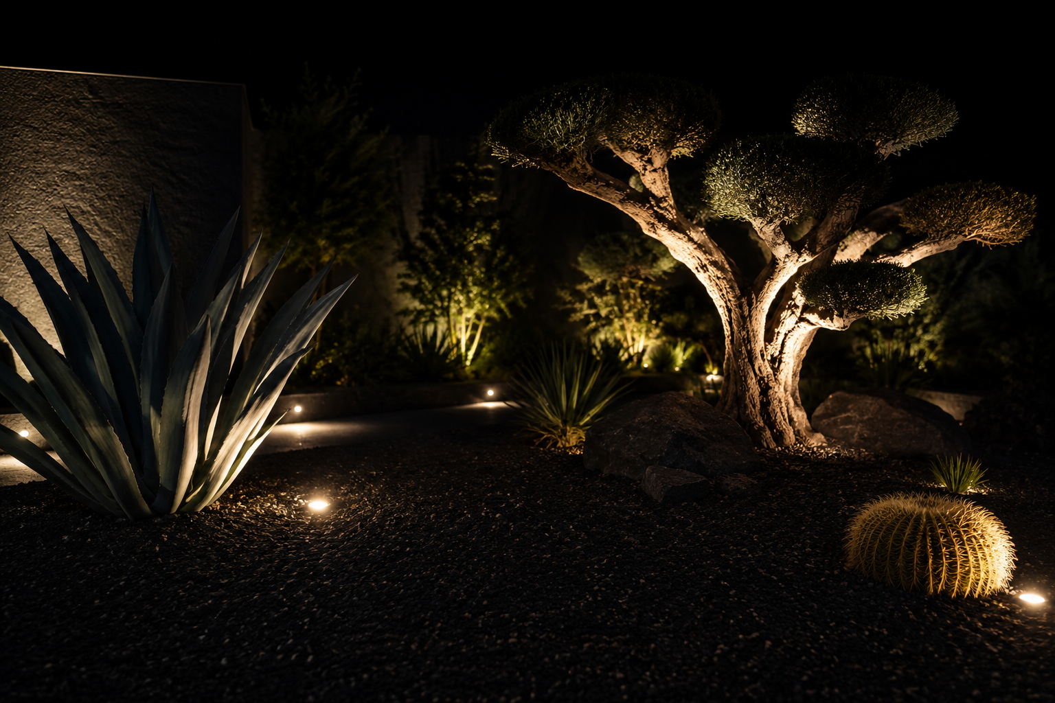 Iluminacion nocturna en jardin de grava volcanica