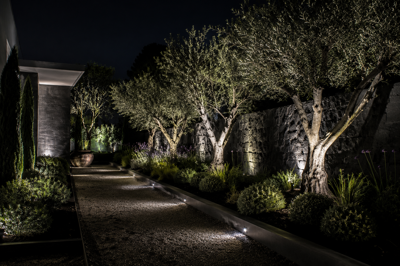 Iluminacion arquitectonica en jardin nocturno